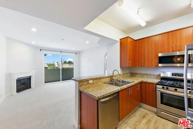 Photo 2 of 620 S Gramercy Place 320