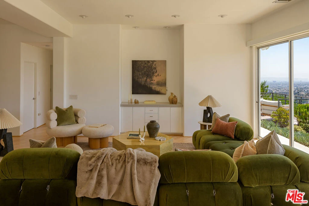 Interior 4