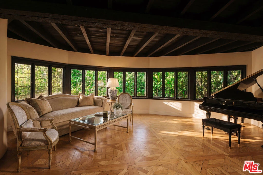 Interior 4