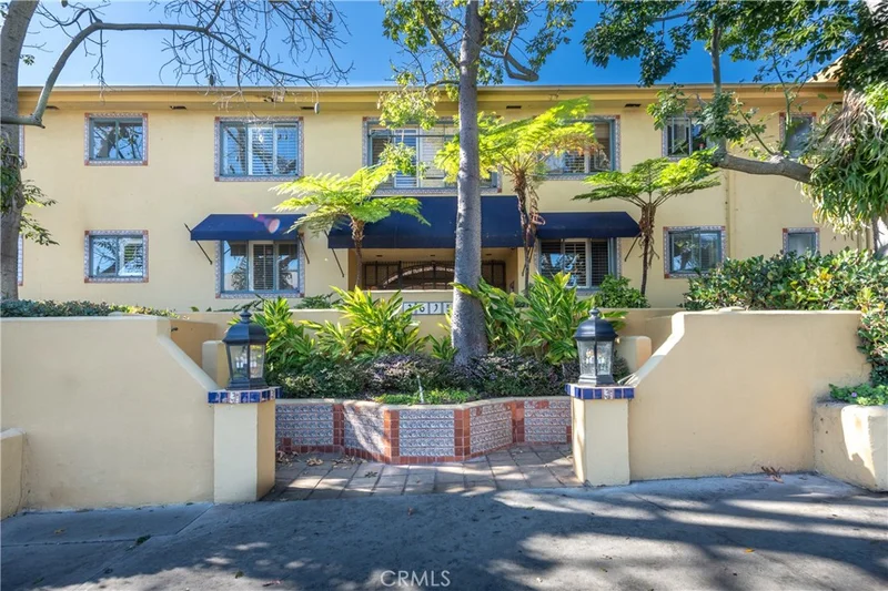 Photo 2 of 1615 N Laurel Avenue 203