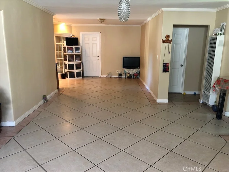 Photo 2 of 1234 E Oak Street
