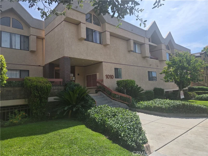 1010 E Maple 6