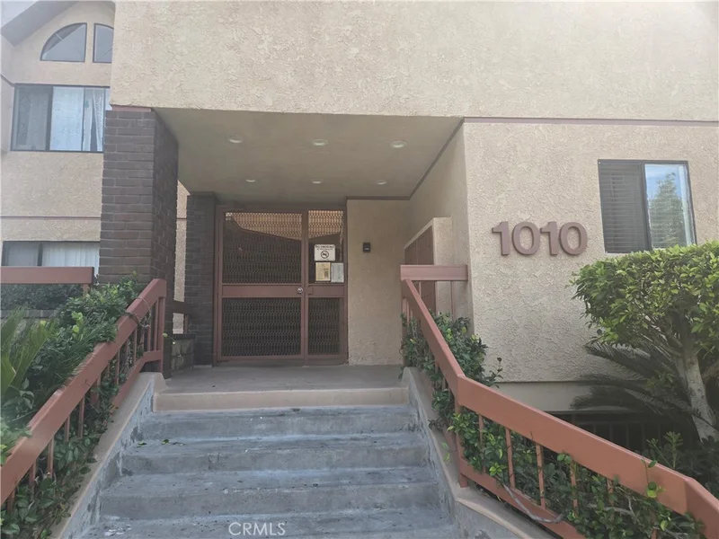 1010 E Maple 6 photo 2