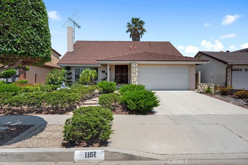 1151 Oakfair photo 2
