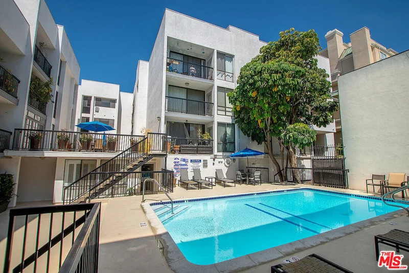 Photo 2 of 906 N Doheny Drive 510