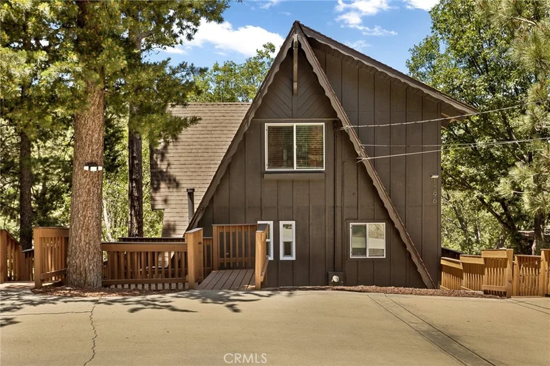 Photo 2 of 1296 Calgary Drive