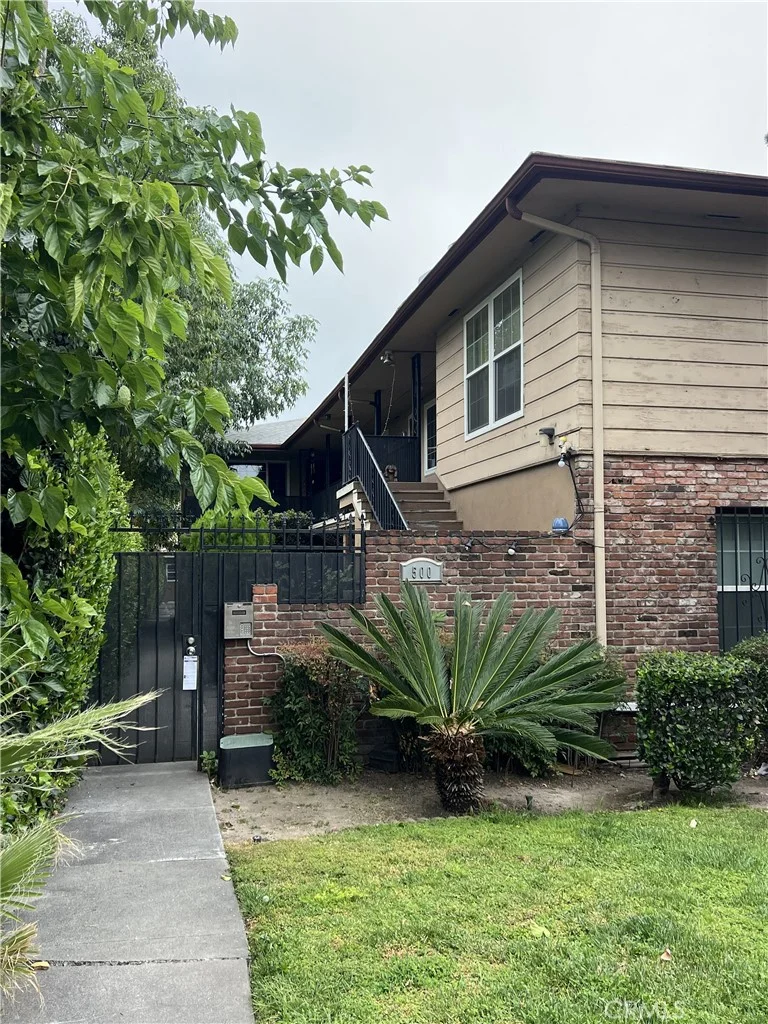500 N Los Robles Avenue 6