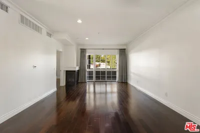 851 N San Vicente Boulevard 102 photo 2
