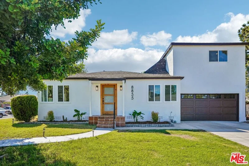 Photo 2 of 8855 Lilienthal Avenue