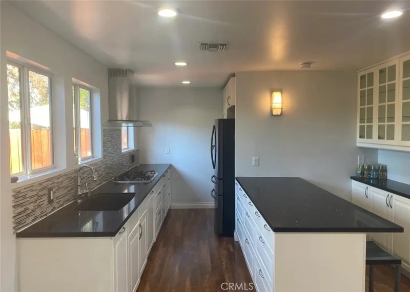 4637 Corliss Street photo 2