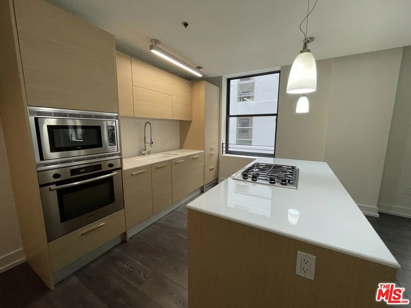 727 W 7th Street 924