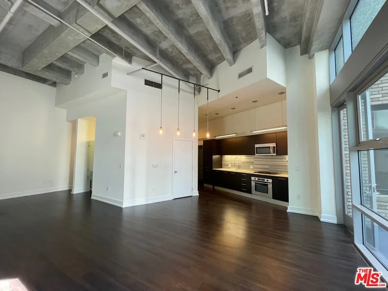 727 W 7th Street 1115 photo 2