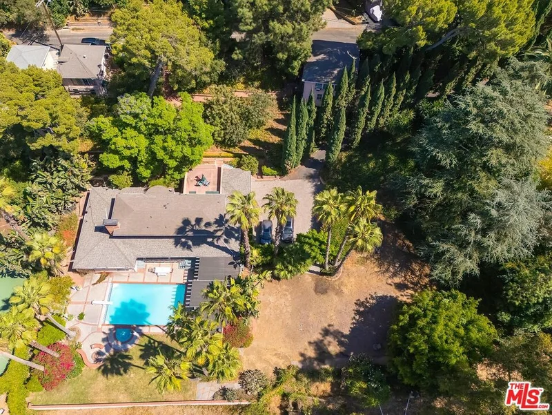 Photo 2 of 3525 N Knoll Drive