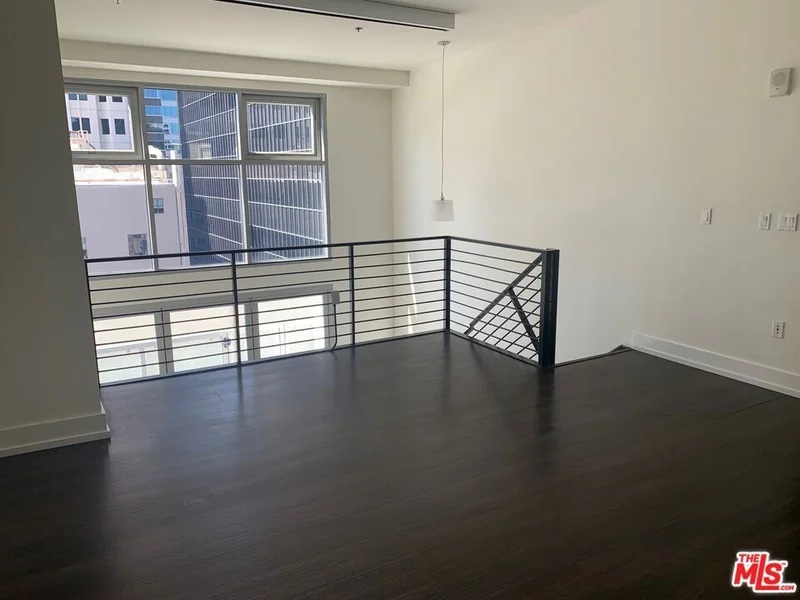 727 W 7th Street 1304 -PH3 photo 2