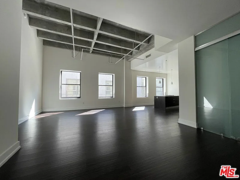727 W 7th Street 1325 photo 2