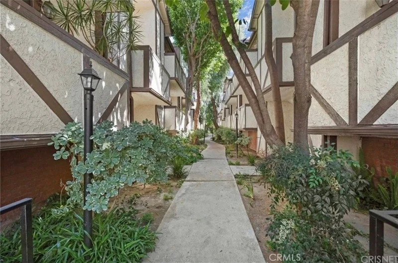 21815 Saticoy Street 30