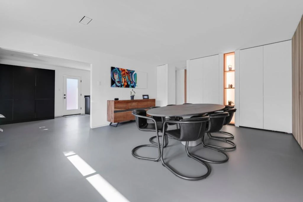 Interior 4