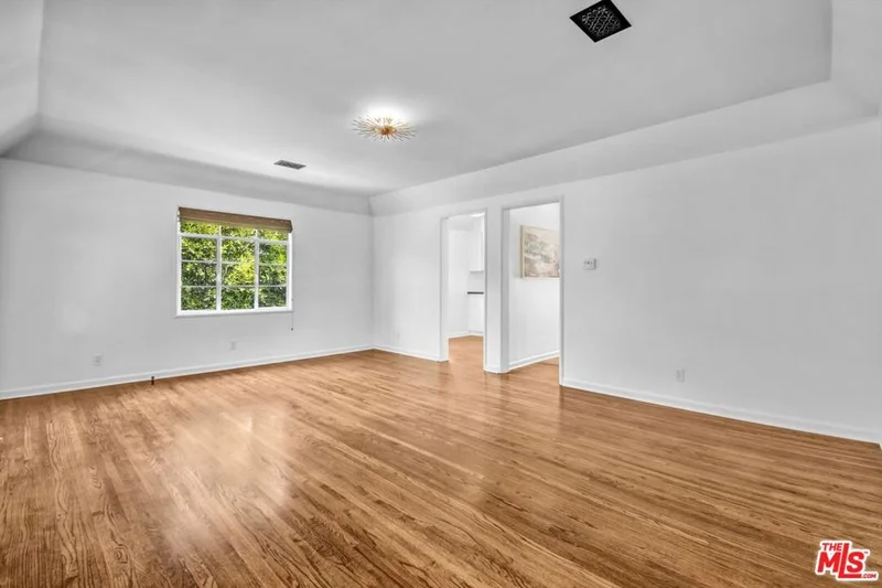 350 S Roxbury Drive photo 2