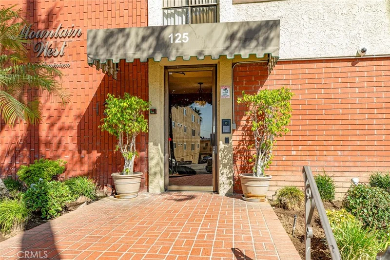 125 W Mountain Street 102