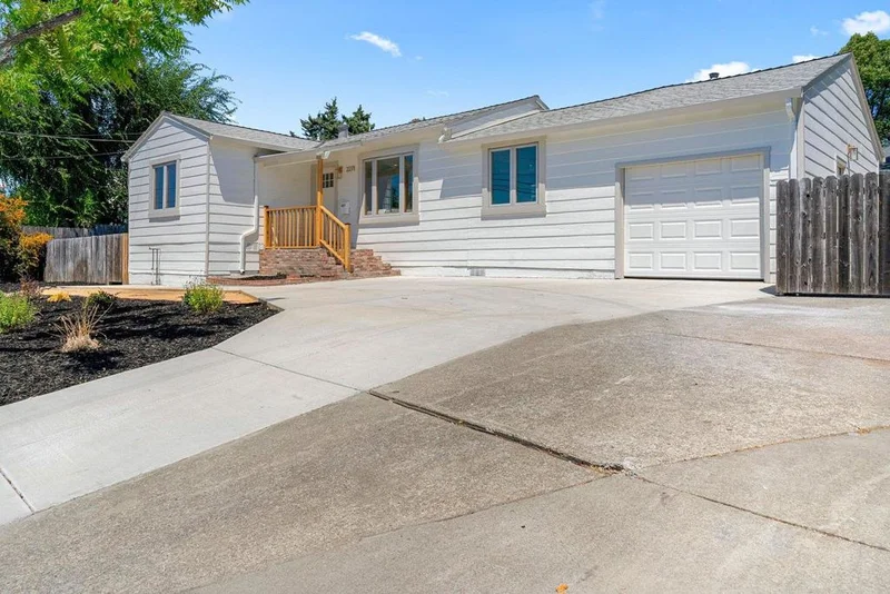 Photo 2 of 2271 Hemlock Avenue