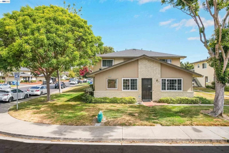 Photo 2 of 34812 Starling Dr 1