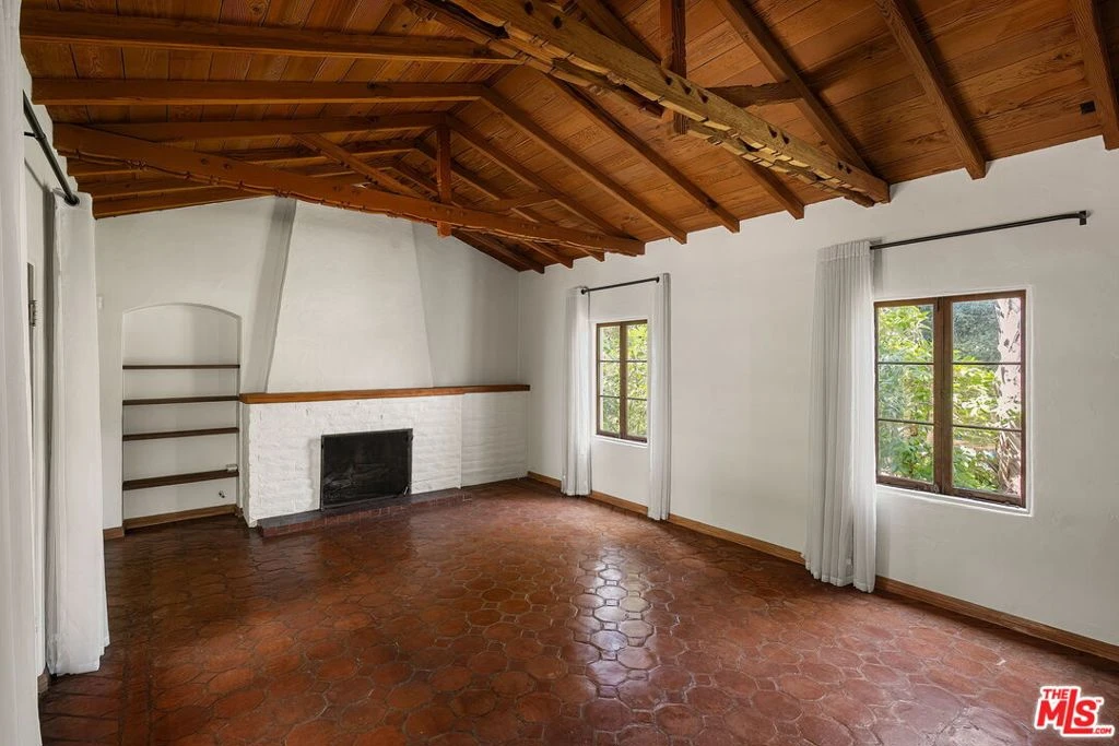 Interior 4
