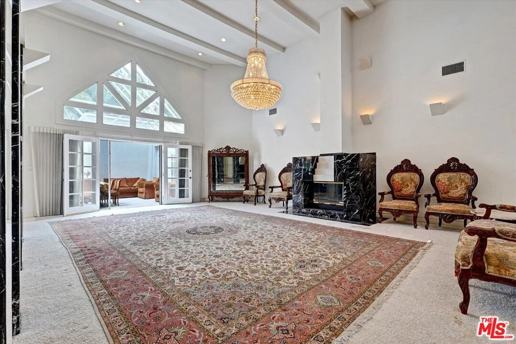 Interior 4