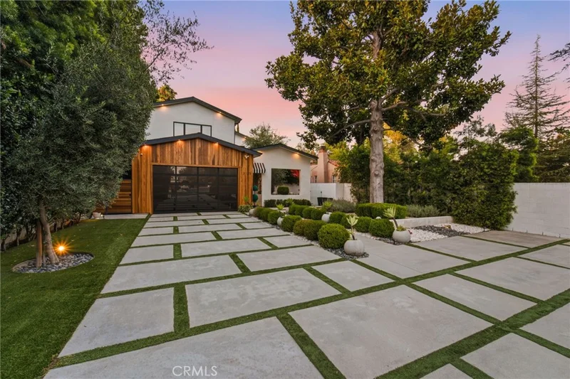 Photo 2 of 13135 Chandler Boulevard
