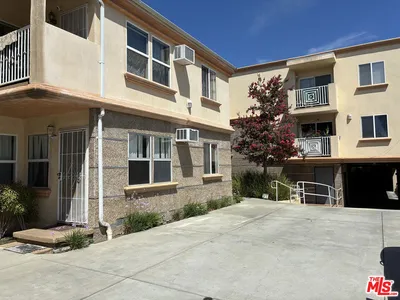 15943 Victory Boulevard 2 photo 2