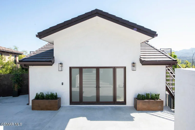 290 Lake Sherwood Drive photo 2