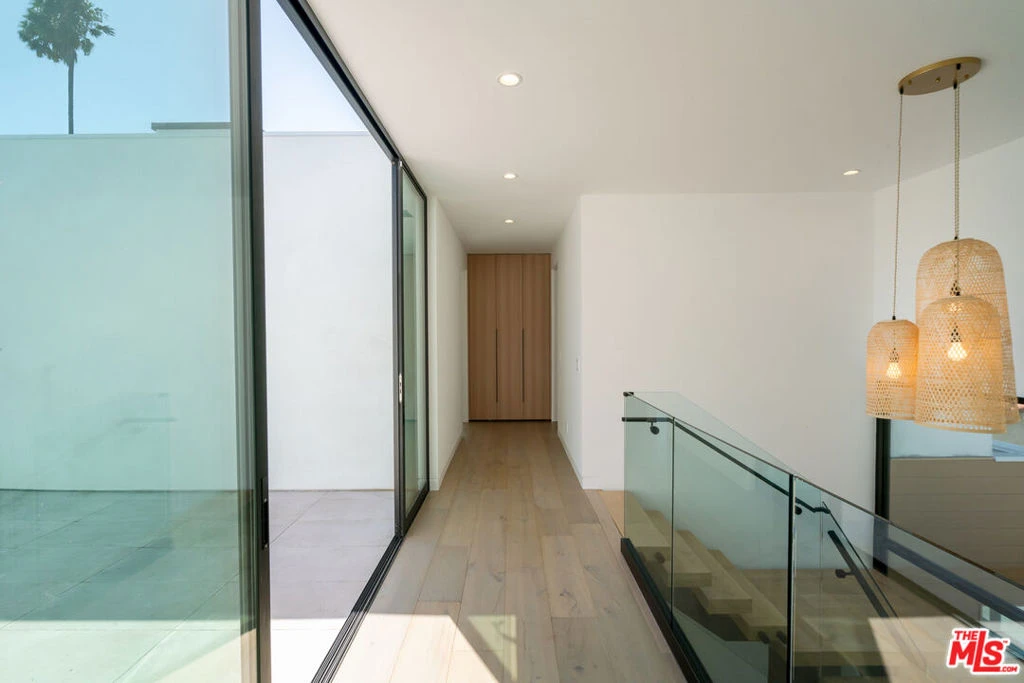 Interior 4