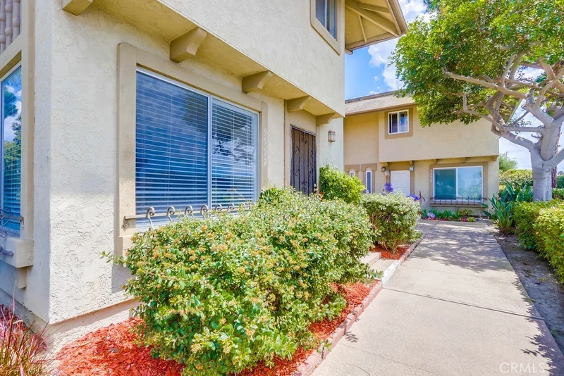 9502 Pettswood 7 photo 2