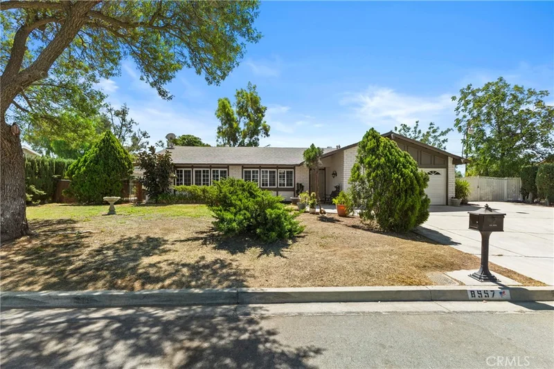 8557 Saddle Creek Drive photo 2