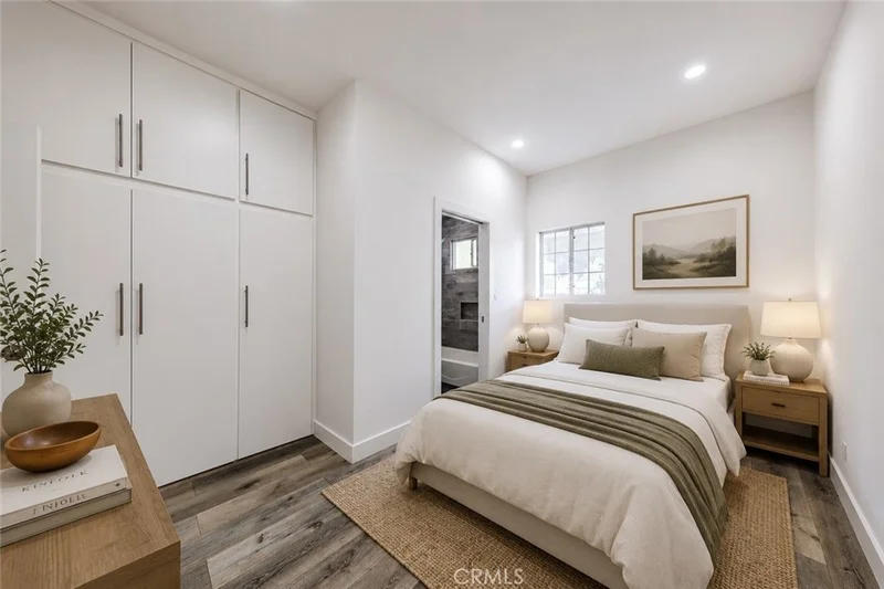566 Oak Street photo 2