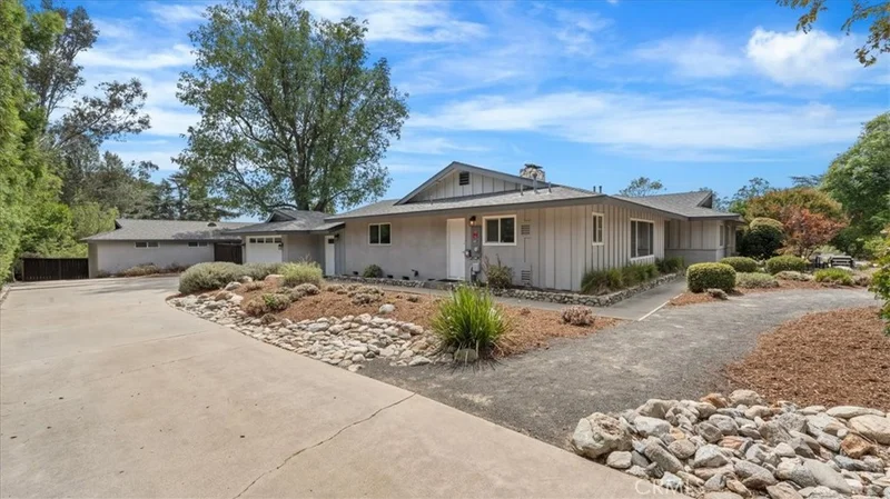 Photo 2 of 938 E Pomello Drive