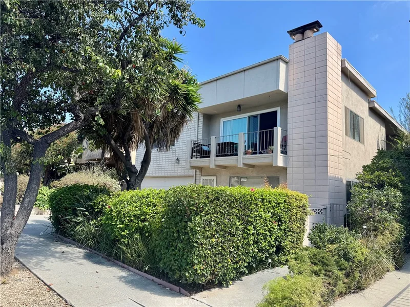 1331 Berkeley 3 photo 2