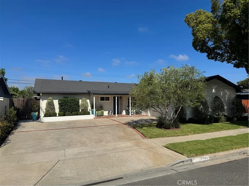 2745 Drake photo 2