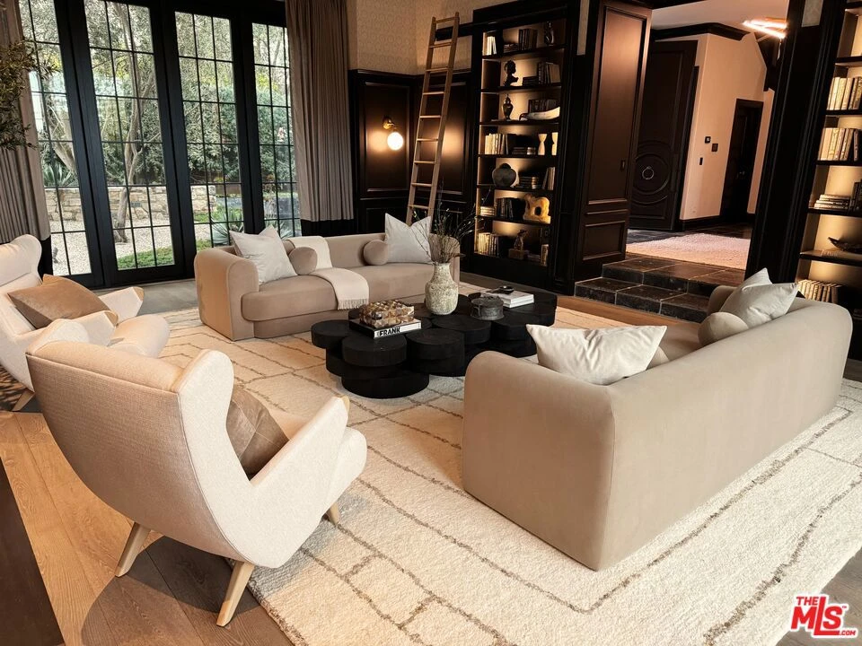 Interior 4