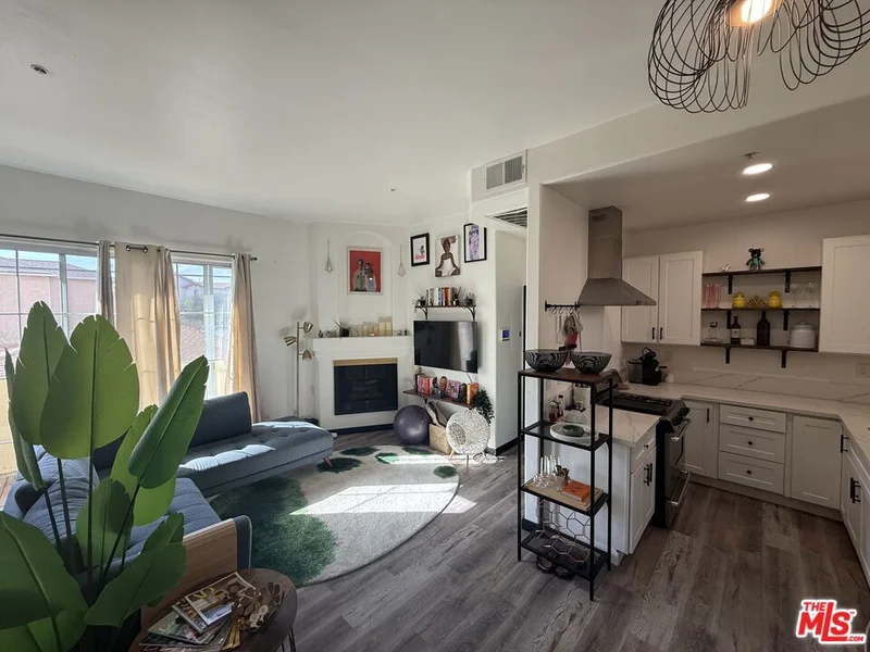 7033 La Tijera Boulevard G101
