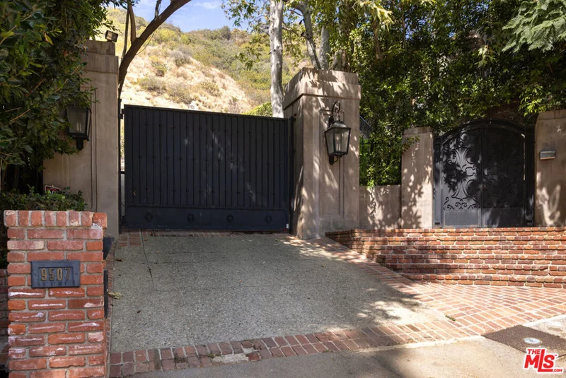 9507 Heather Road photo 2