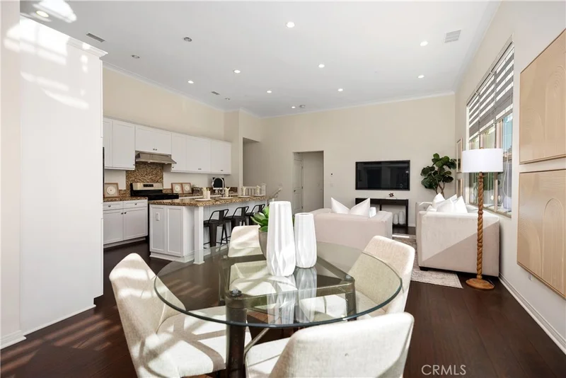 86 Mayfair photo 2