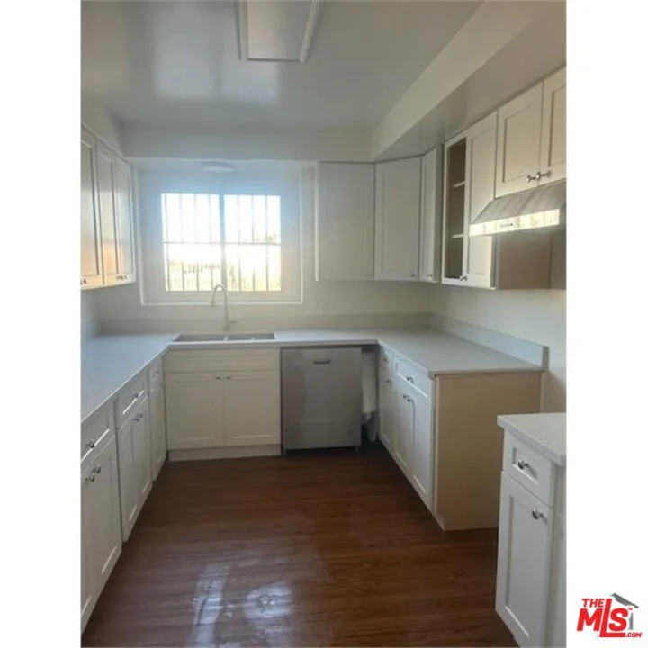7620 S Western Avenue 5 photo 2