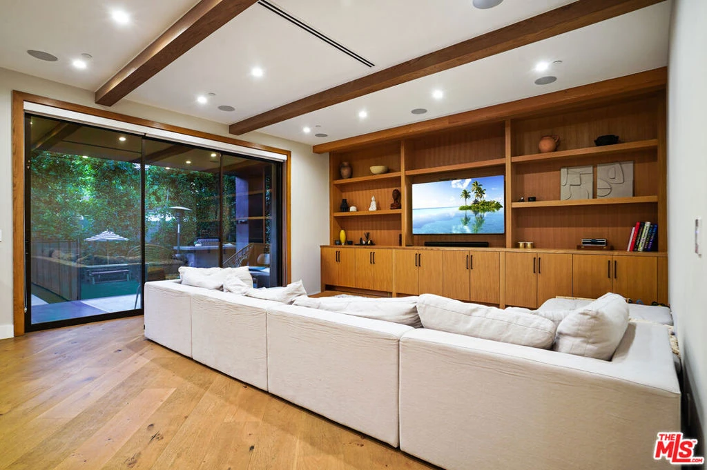 Interior 4