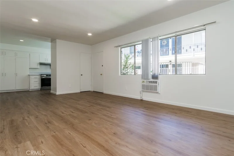 4653 Fulton 2 photo 2