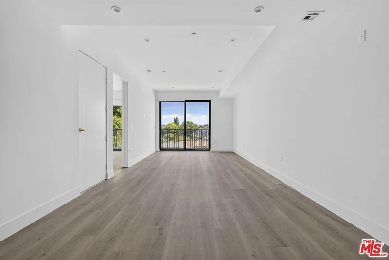 1808 Lincoln Boulevard 305 photo 2
