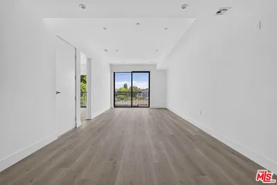1808 Lincoln Boulevard 305 photo 2