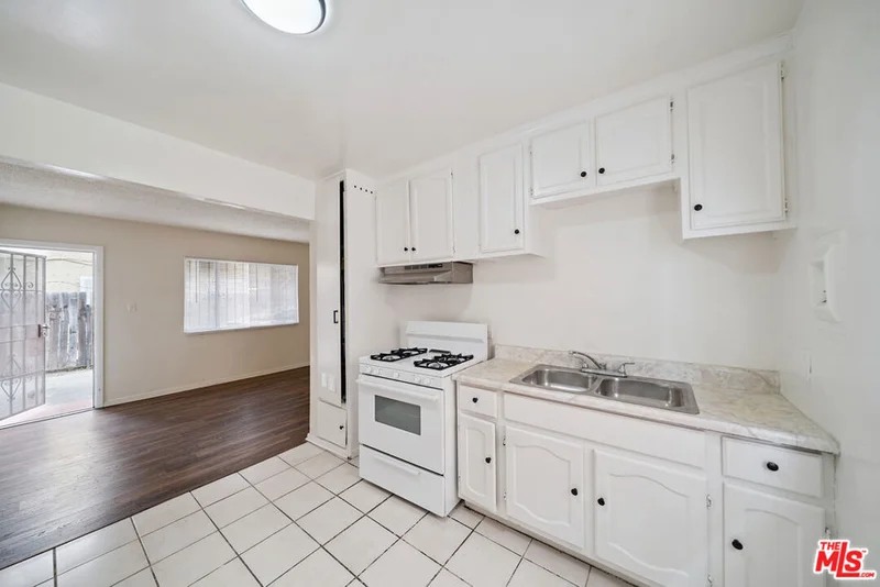 8633 Denver Avenue 3 photo 2