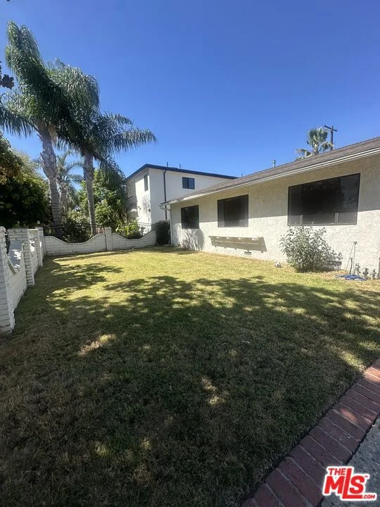 7359 Amestoy Avenue photo 2