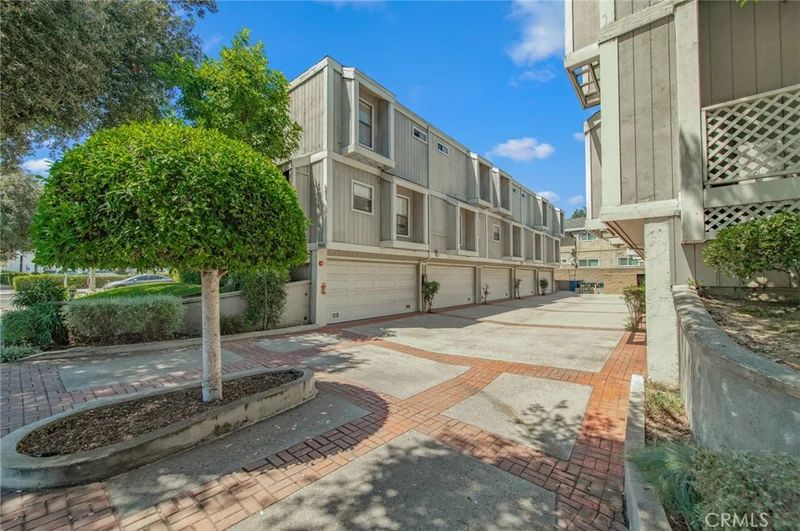 Photo 2 of 965 E Del Mar Boulevard 4