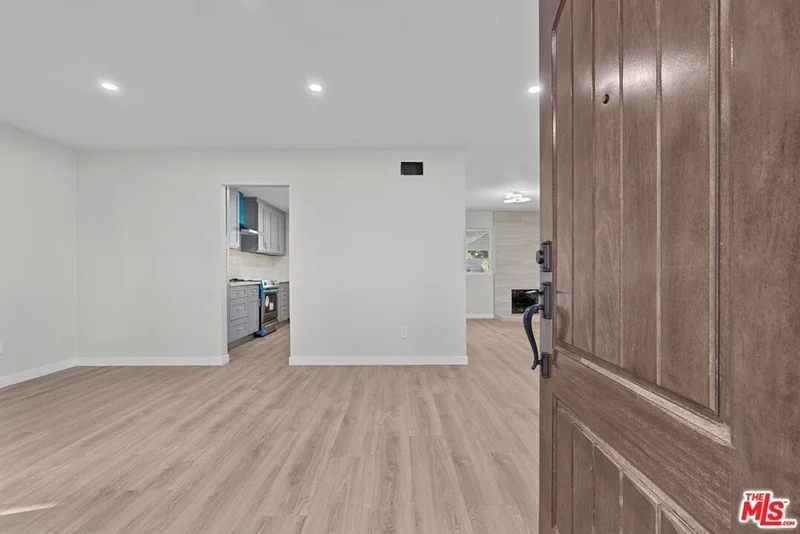 16855 Donmetz Street photo 2